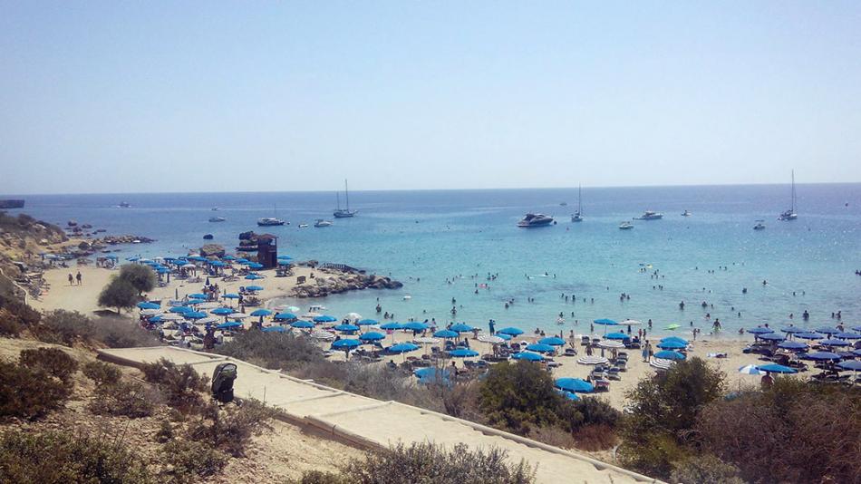 Пляж в бухте Коннос (Konos bay)